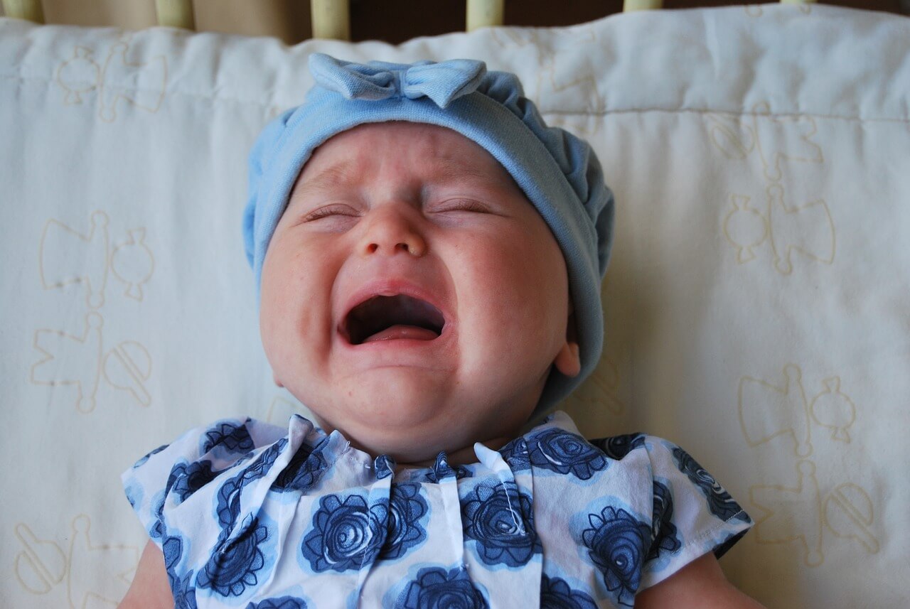 青いターバンの赤ちゃんが泣いている顔
