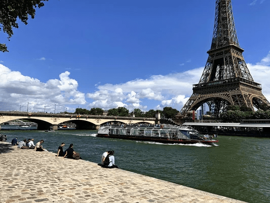 パリのエッフェル塔と海岸