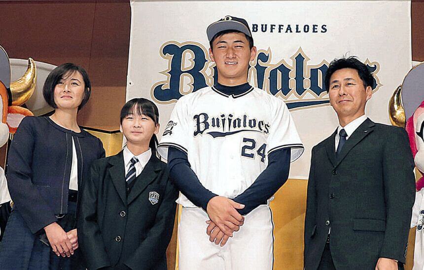 オリックス・紅林弘太郎選手とご両親と妹