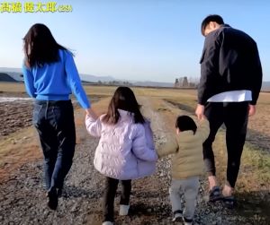 高橋選手と妻の伊織さんと2人の子供が手を繋いで歩いている